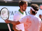 Медведев (слева) проиграл в пяти сетах