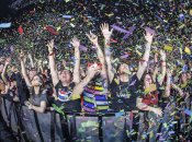 Люди відриваються під популярну пісню