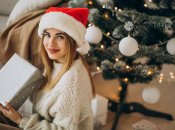 Девушка получает подарок