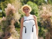 Катя Осадчая на фоне моря показала заметно округлившийся животик (фото)