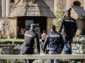 Девушка перелезла через ограждение