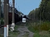 Два десятка вагонов поезда сошли с рельсов