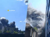 Над местом пожара поднимается плотный дым
