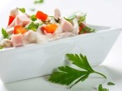 Красный салат с помидорами и сыром