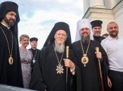 Олександр Петровський в оточенні представників ПЦУ