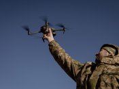 Украинский военный запускает дрон