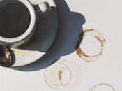 Вывести пятна от кофе можно с помощью подручных средст