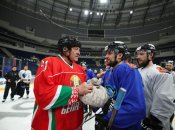 Олександр Лукашенко подарував хокеїстам "Динамо" Мінськ сало