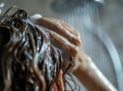 Миття голови є важливою частиною особистої гігієни (фото створене з допомогою ШІ)