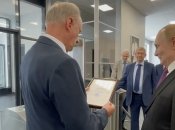 Путін отримує медаль від Патрушева
