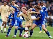 Защитники пытаются остановить Мудрика