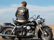 Главный герой в исполнении Остина Батлера (вид со спины)