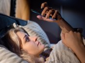 Дівчина з телефоном