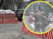 Не захотіла стояти у черзі: на блокпості на Закарпатті жінка побилась з прикордонниками (відео)