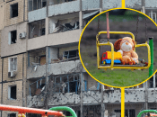 Люди несуть на місце загибелі дітей іграшки та квіти