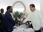 Переговори, судячи з усього, пройшли добре – після зустрічі лідери потиснули руки один одному