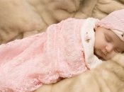 Уход за младенцем: пеленать или нет