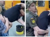 У Дніпрі люди відбивали чоловіка від співробітників ТЦК, які силоміць його затягували у бус: у відомстві жорстко відреагували (відео)