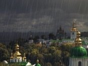 В Киеве резко испортилась погода: отдыхающих снесло ветром с дождем (видео)