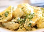 Простой рецепт вареного картофеля со сметанным соусом