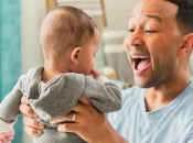 Певец Джон Ледженд спел о смене подгузников