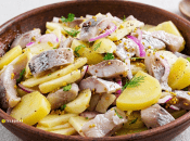 Пісний салат з картоплі та оселедця готується дуже швидко