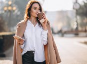 Девушка с кофе