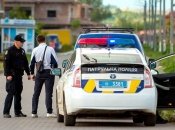 Який із автомобілів може їхати під цей сигнал регулювальника: непросте завдання з ПДР