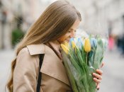 Дівчина з тюльпанами