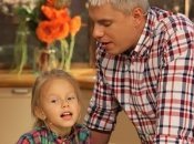 Ведущий Андрей Доманский показал свою маленькую копию. ФОТО