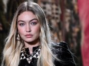 Джіджі Хадід виблискувала на показі в Парижі в наряді від Chanel