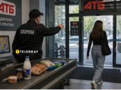 Що роблять працівники з товарами, які забули покупці