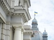 Флаг надежды рядом с государственным