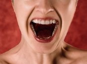 "По помытому прошли?" На Волыни женщина у себя дома отдубасила трех офицеров полиции