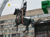 Памятник снесли