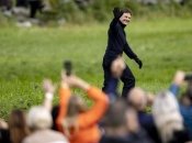 Разогнавшись спрыгнул со скалы: Том Круз проделал самый опасный трюк в своей жизни (Видео)