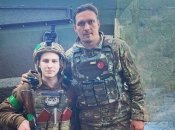 Александр Усик с бойцом ВСУ
