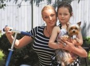 Звездный Инстаграм: Анастасия Волочкова с дочкой Ариной катается на самокатах