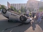 Автомобіль перекинувся на дах, але водій вижив