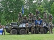 Бойцы ЛСР и РДК у захваченного БТР