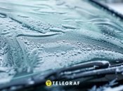 Зимой водители часто сталкиваются с замораживанием лобового стекла (изображение создано с помощью ИИ)