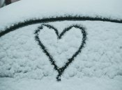 Обледеневшее стекло - одна из больных тем для водителей зимой