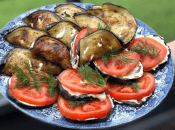 Баклажани в клярі з помідорами та сиром