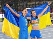 На цьому фото Ірина Геращенко – ліворуч, Ярослава Магучих – праворуч