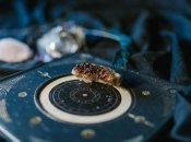 Сейчас им лучше не делиться ни с кем своими планами и радостями