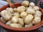 Молодой картофель со сметаной и салом - отличный вариант гарнира