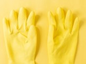 Для прибирання будинку вибирайте щільні рукавички