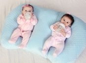 Как кормить двойняшек одновременно