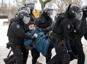 Силовики ловят россиян на акциях памяти Навальному