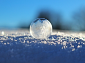 Зимние забавы для детей: как сделать замороженные мыльные пузыри